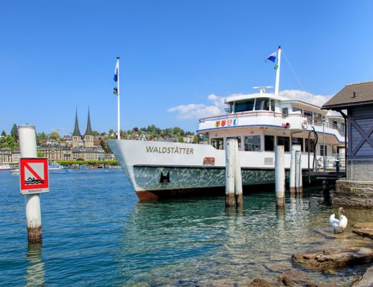 Bei der Schifffahrt auf dem Vierwaldtstädtersee startet die Wintersaison – der Schiffsbetrieb geht weiter, mit Highlights für Gross und Klein. (Bild: © photogearch - shutterstock.com)