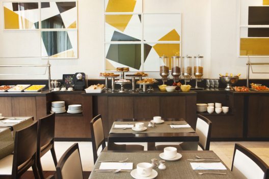 Im Vier-Sterne-Haus Grupotel Gran Via 678 starten Urlauber mit einem grossen Frühstücksbuffet in den Tag. (Bild: © Grupotel Hotels & Resorts)