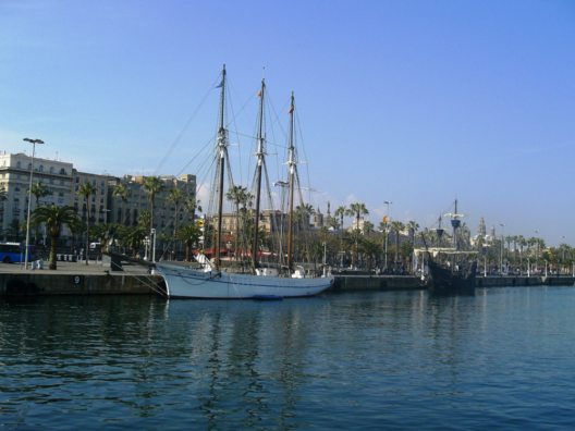 Vom Hafen spazieren Barcelona-Urlauber etwa eine Viertelstunde zum Stadtstrand Playa de la Barceloneta. (Bild: © AHM PR)