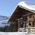 Alphuettli mit Schneesportlern (Bild: © Lenk Simmental Tourismus - swiss-image.ch/Stefan Hunziker)
