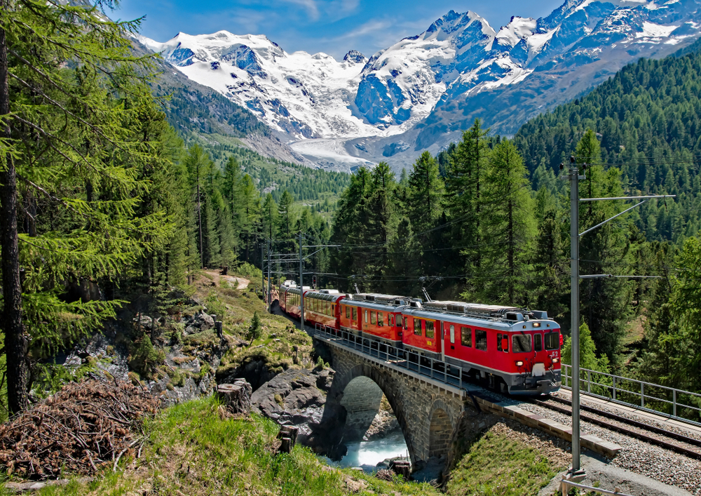 Mit dem Bernina Express durch die Schweiz (Bild: Franco Bix - shutterstock.com)